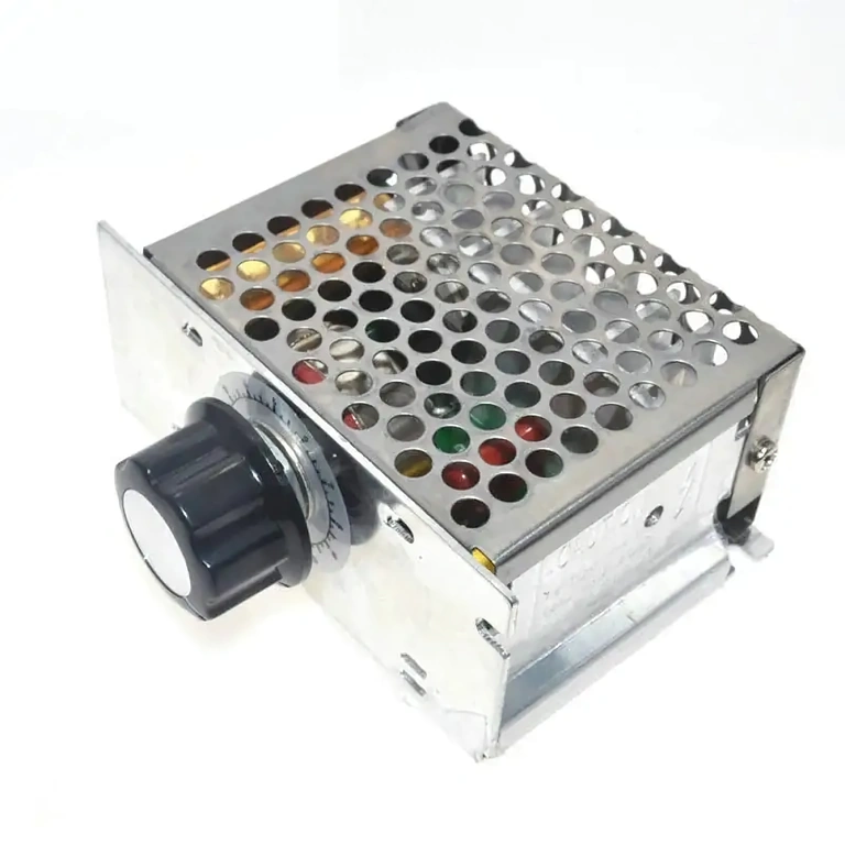 Drehzahlregler für Elektromotor – Blickwinkelansicht AC 220V Spannungsreglermodul aus seitlicher Perspektive