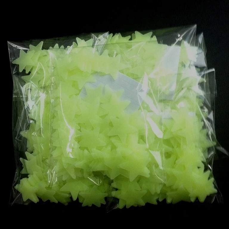 Kinderzimmerdecke dekorieren mit leuchtenden Sternen Kinderzimmerdekoration mit leuchtenden Sternen