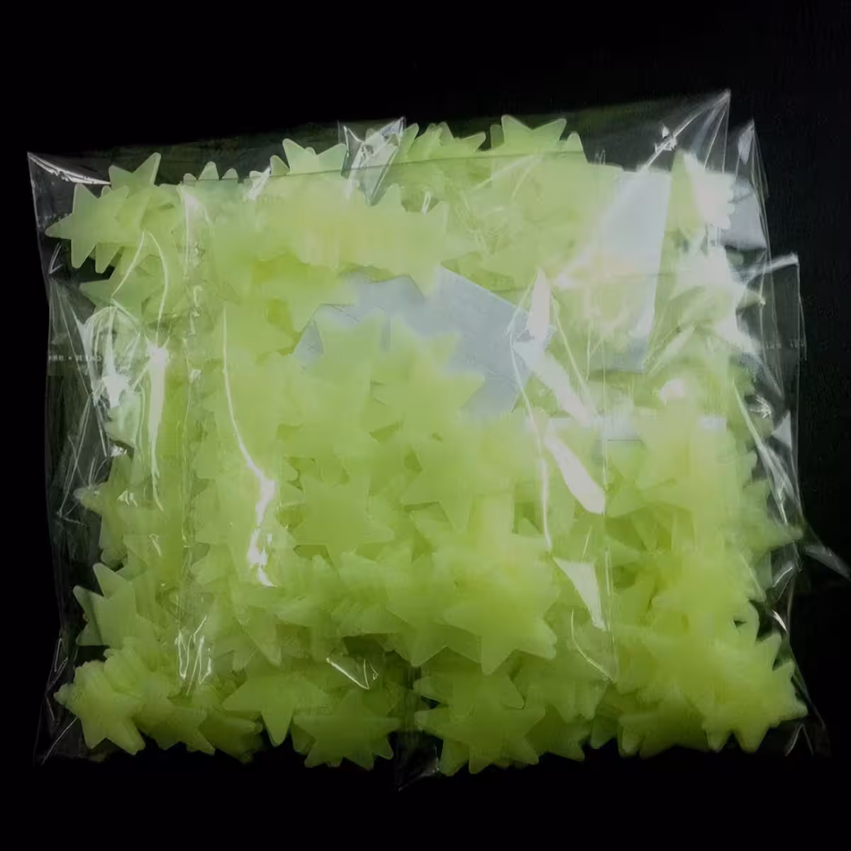 Kinderzimmerdekoration mit leuchtenden Sternen