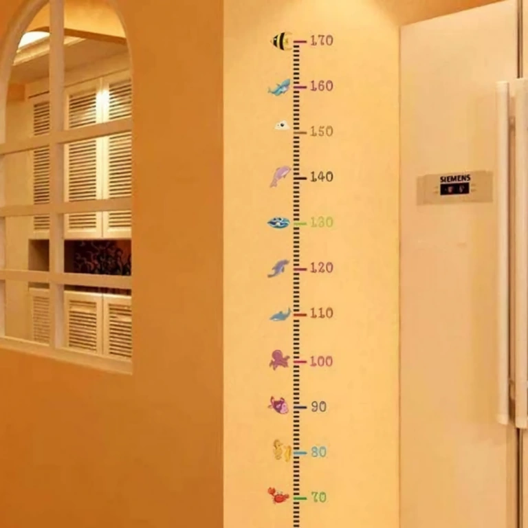 Bunter Wandmaßstab – ideal zur Dekoration im Kinderzimmer