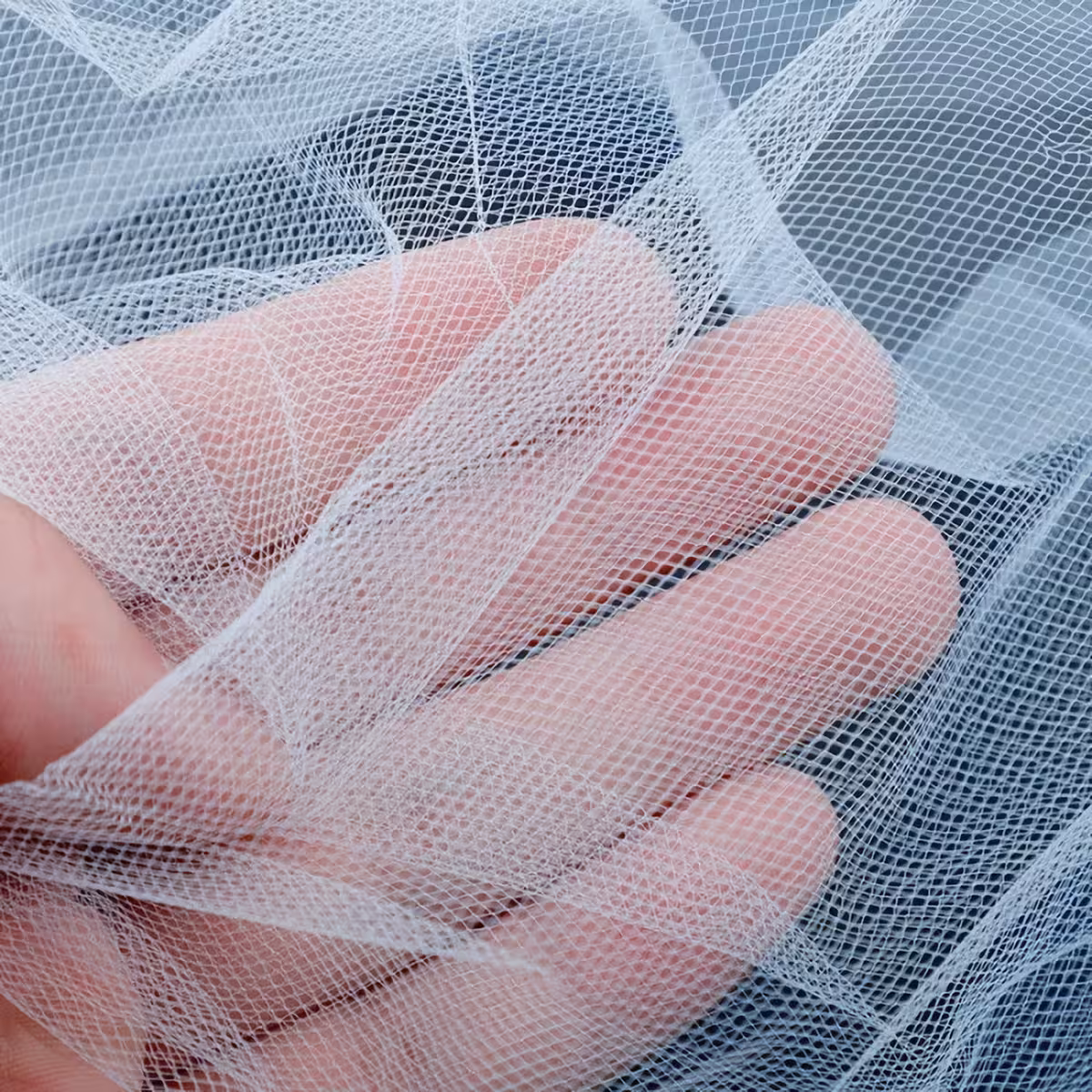 Weißer Schleier am Kamm befestigt, ideal für lockere Frisuren oder Dutt