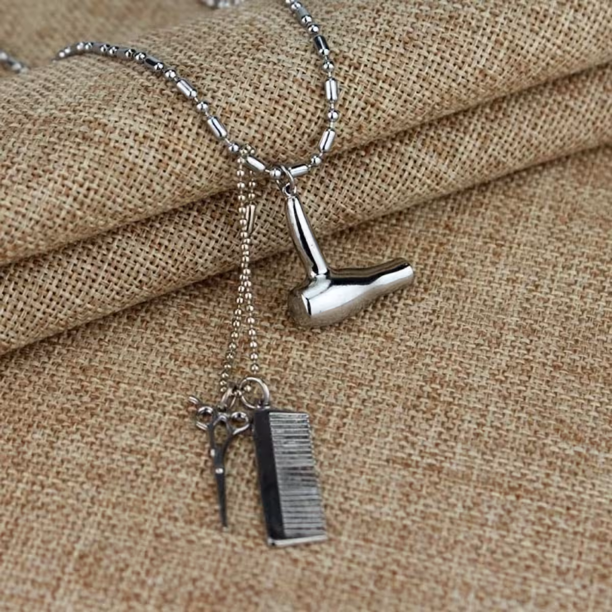 Friseur-Charm an Metallkette – Schere, Kamm, Föhn