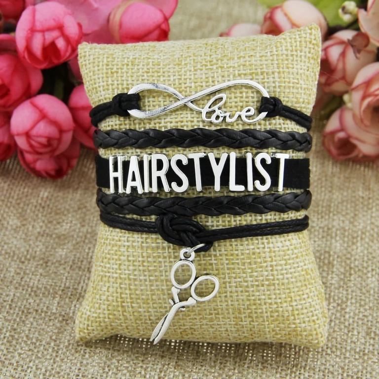 Dekoratives Armband mit typischen Friseurwerkzeugen