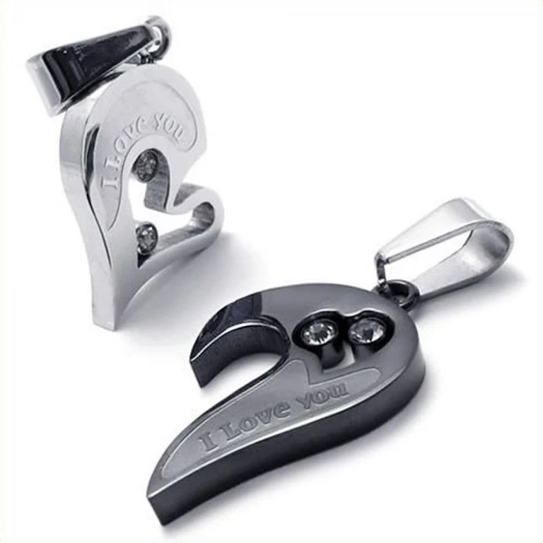 Zwei Herzanhänger für verliebte Paare