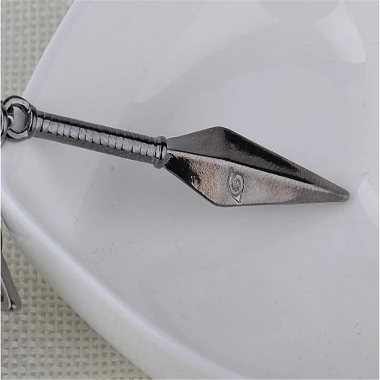 Kunai Metallanhänger mit Lederkette