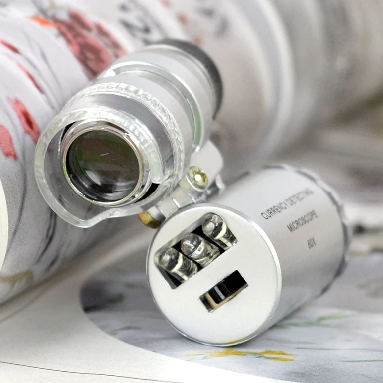 Tragbares Mikroskop mit LED und ultraviolettem Licht Kompaktes tragbares Mikroskop mit LED und UV-Lampe für detaillierte Inspektionen