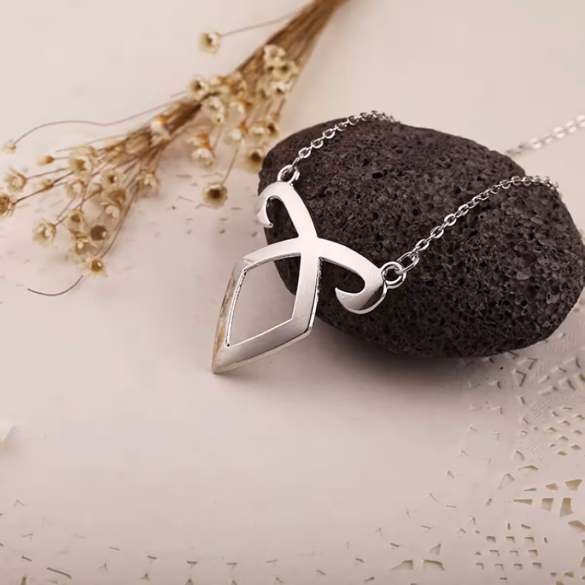 Dekorative Kette mit ikonischem Symbol aus Shadowhunters