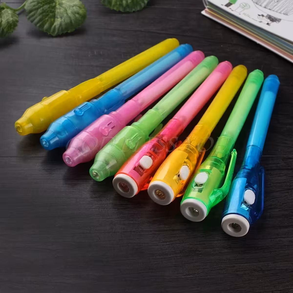 Set aus bunten unsichtbaren Stiften, perfekt für kreative Spiele