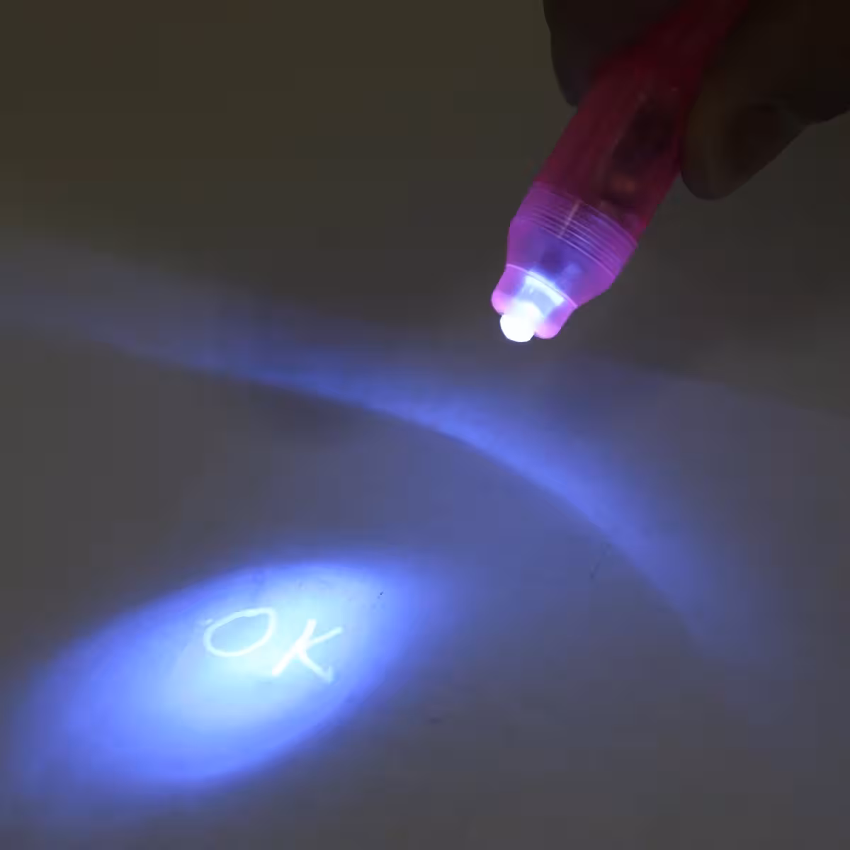 Stift mit UV-Licht zum Schreiben von Nachrichten, die im normalen Licht unsichtbar sind