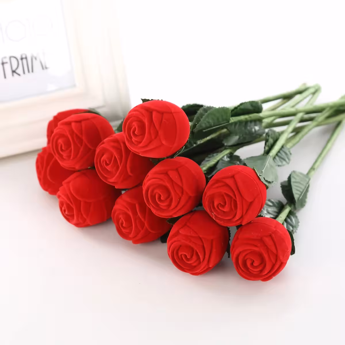 Rote Blumenbox zur Übergabe eines Rings