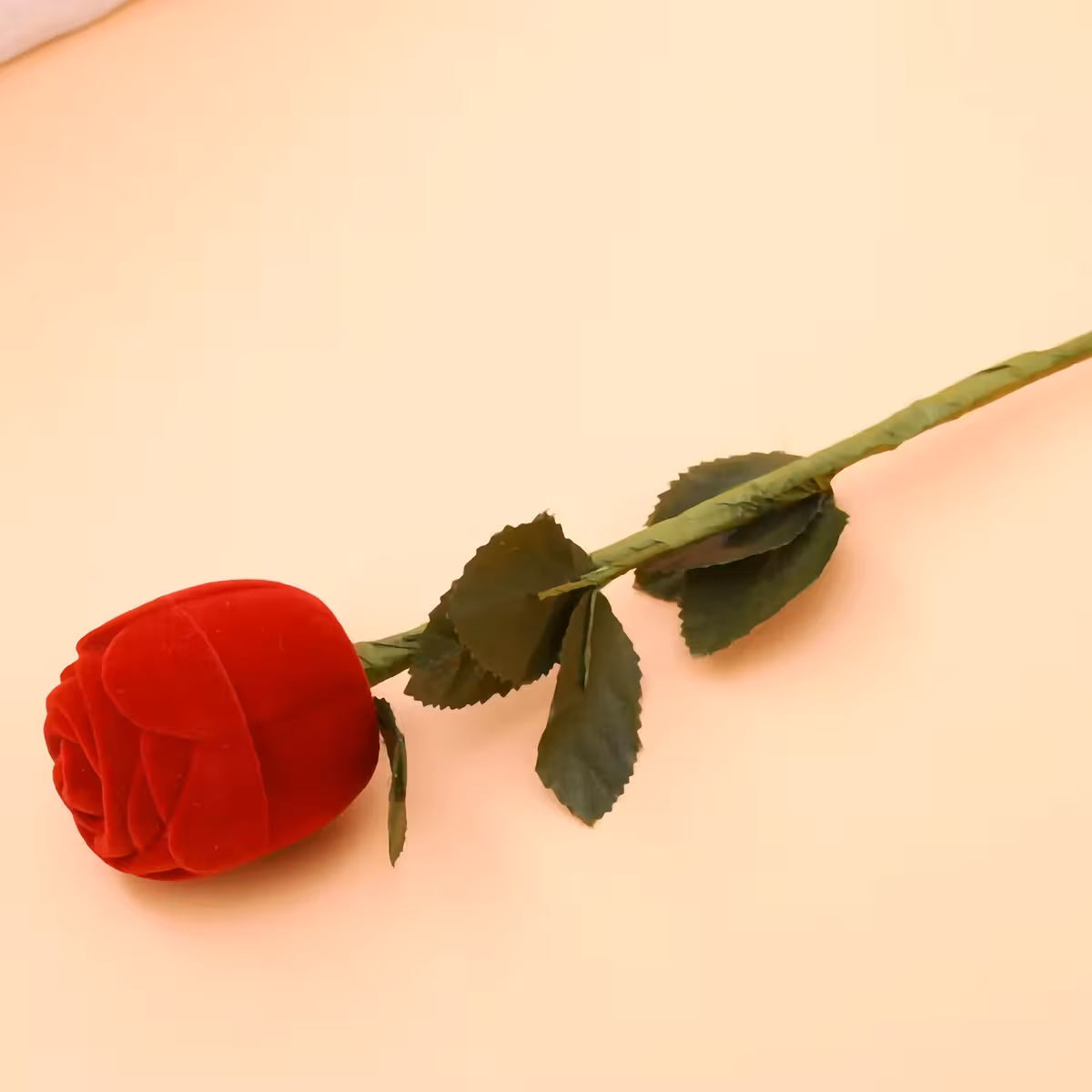 Rote Samtbox in Rosenform für Schmuck – Ring oder Ohrringe