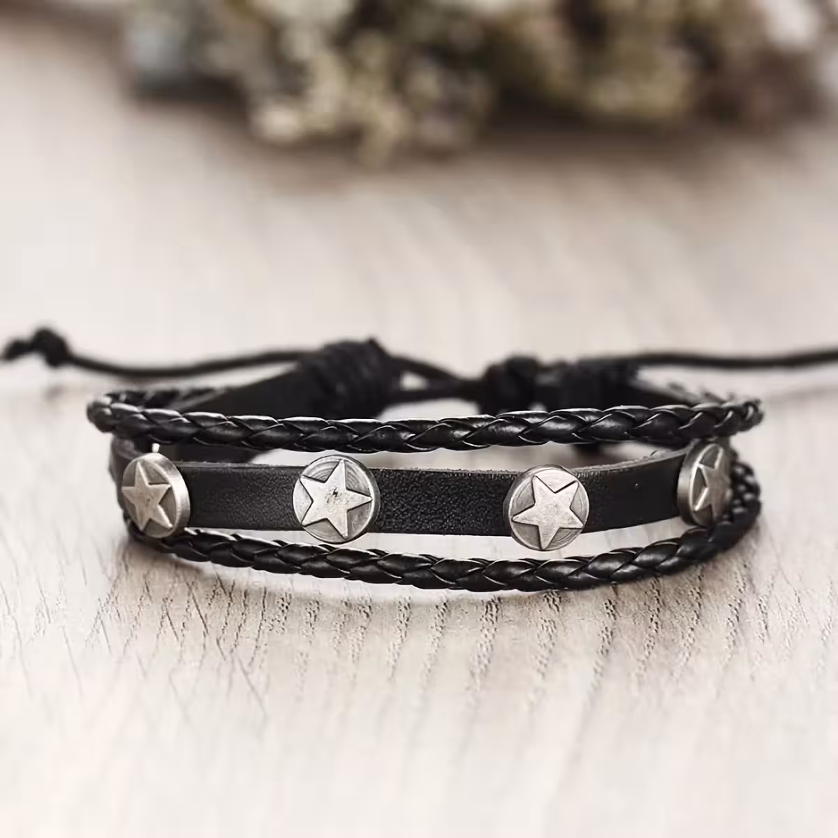 Geflochtene Lederarmbänder – einfache und elegante Accessoires