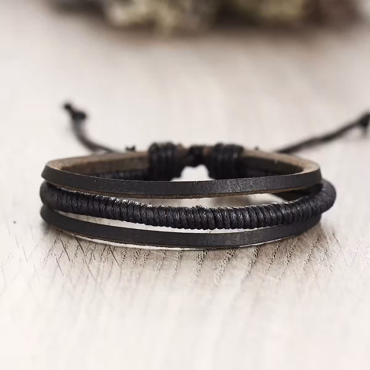 Armbänder mit Metallverzierung – Casual-Stil für Herrenoutfits