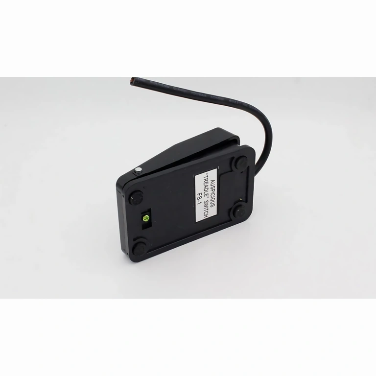 Elektrischer Fußschalter am Kabel montiert