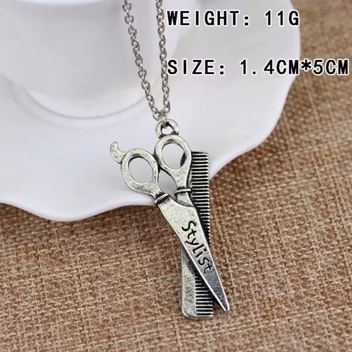 Anhänger in Form professioneller Werkzeuge für Hairstylisten