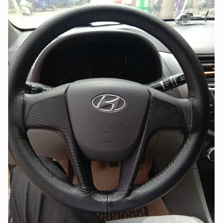 Schwarzer Lederbezug mit rutschfester Textur für komfortables Fahren