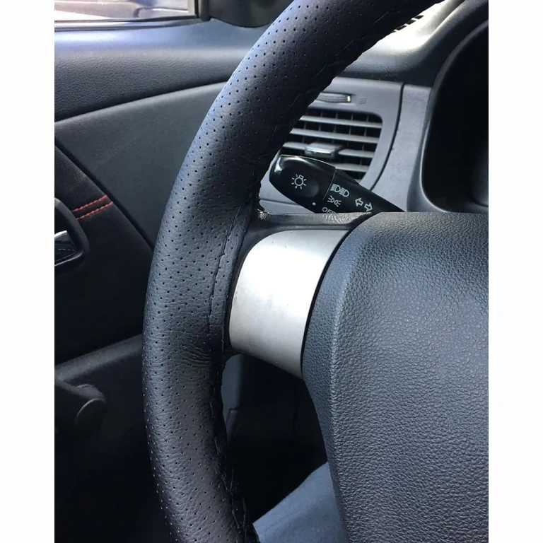 Premium-Lenkradbezug, perforiertes Leder, Sportdesign