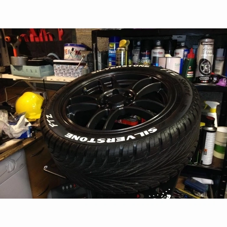 Marker mit weißer Farbe und 2 mm Schreibspitze