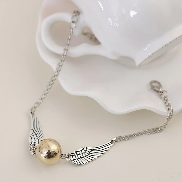 Goldenfarbenes Armband mit Snitch-Anhänger, lässiger Stil