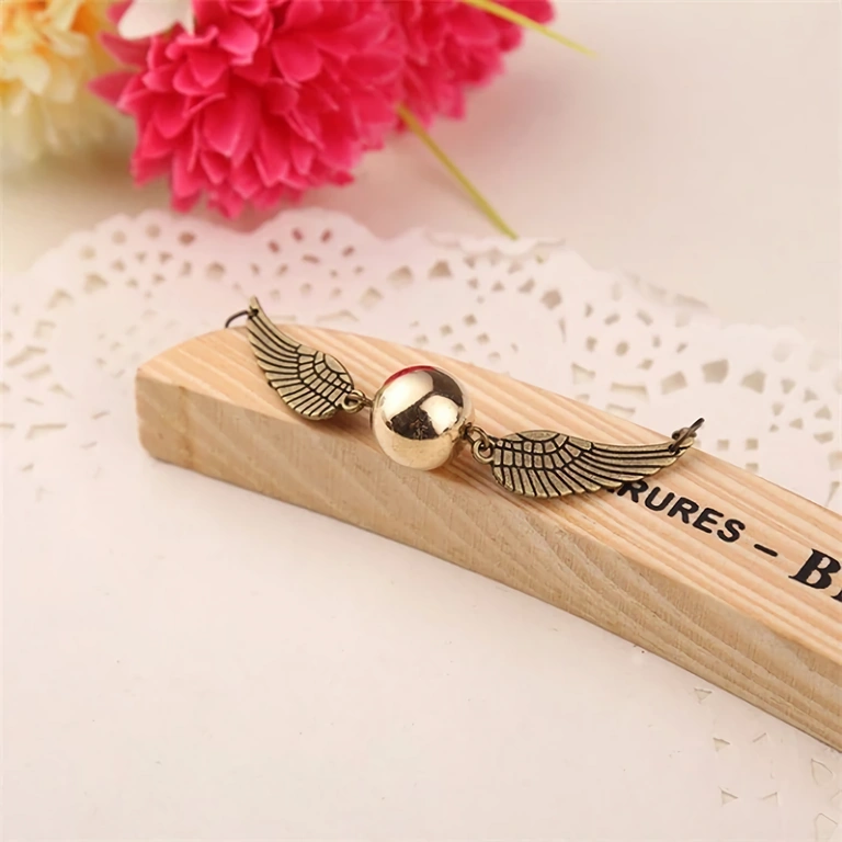 Armband mit Snitch-Anhänger, elegantes und modernes Finish
