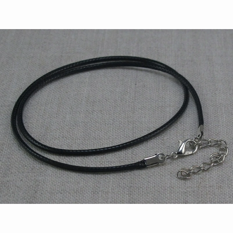 Anhänger mit Rosenquarz und Lederband – sanfte, schützende Energie