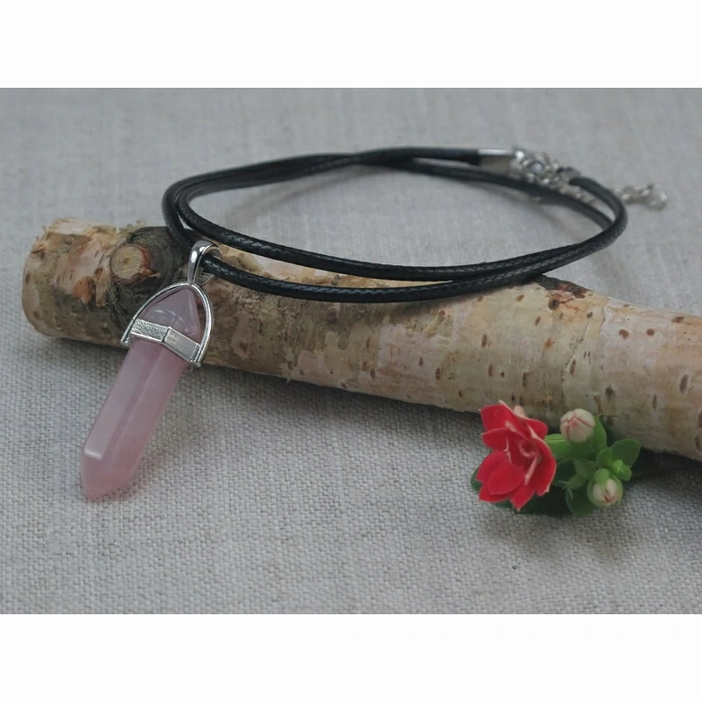 Handgefertigte Kette mit Rosenquarz-Anhänger – Stein der Liebe