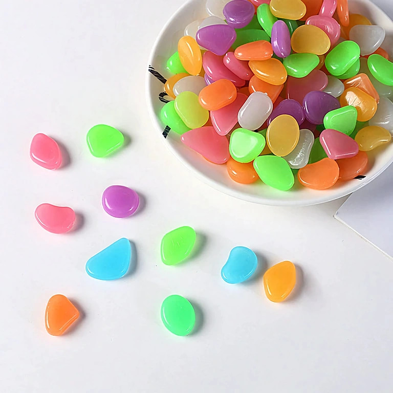 Dekoratives Set mit 100 phosphoreszierenden Steinen