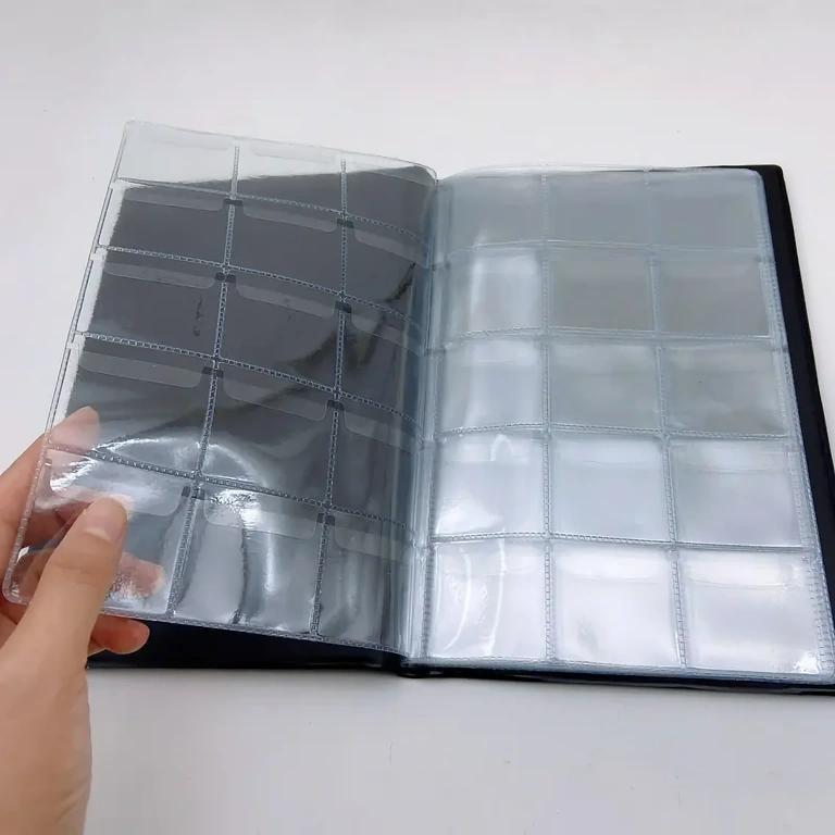 Album mit Gittern und Klappen zur sicheren Fixierung der Münzen