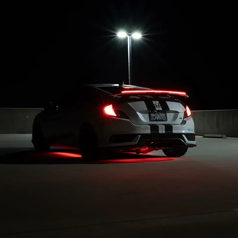 Spoiler mit LED-Licht für Auto-Bremsleuchte am Kofferraum montiert