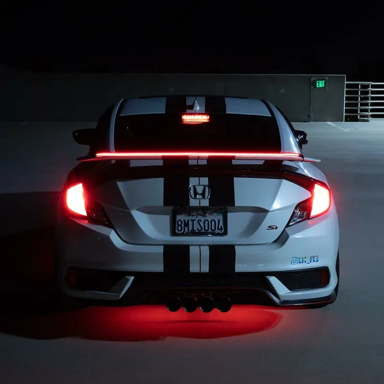 Kofferraum-Spoiler mit LED-Streifen und integriertem Bremslicht