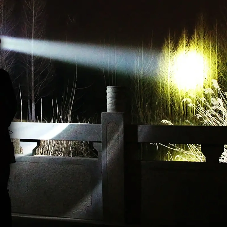 Wasserfeste LED-Taschenlampe mit Akku für Outdoor