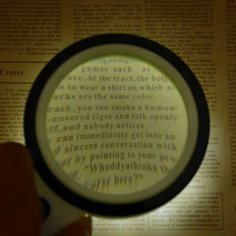 Lupe mit integrierter Beleuchtung Lupe mit LED-Beleuchtung und präziser Vergrößerung für feine Details