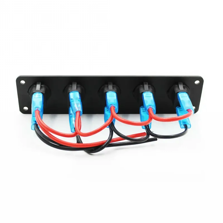 Elektrische Steckverbinder auf der Rückseite des Panels