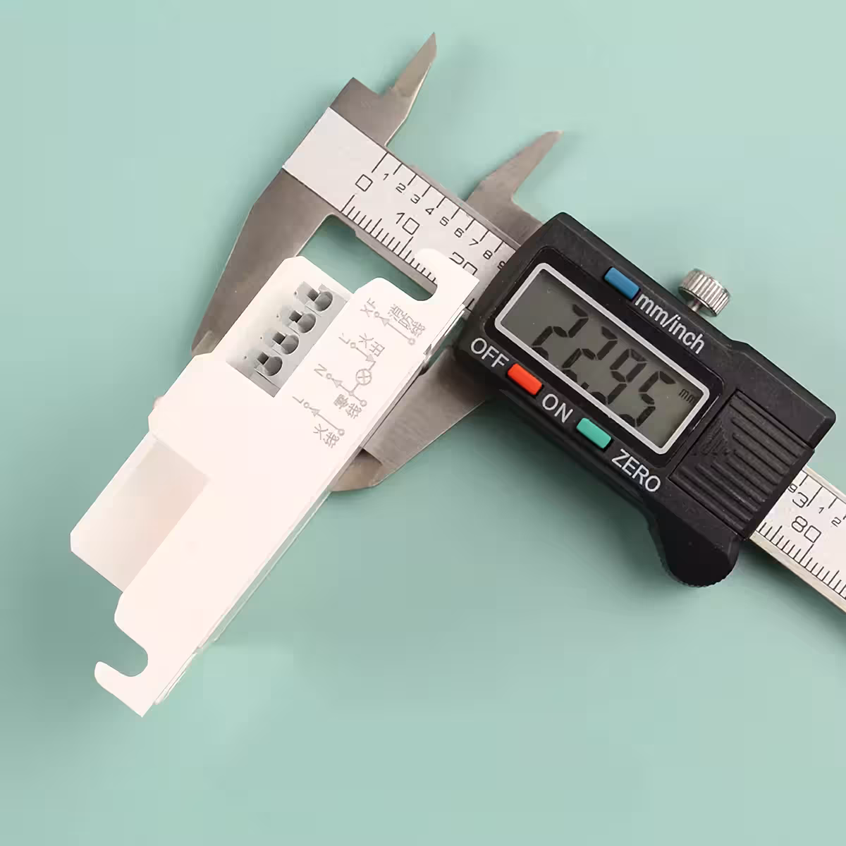 Bild des Dämmerungssensors mit Messschieber zur Dimensiongenauigkeit