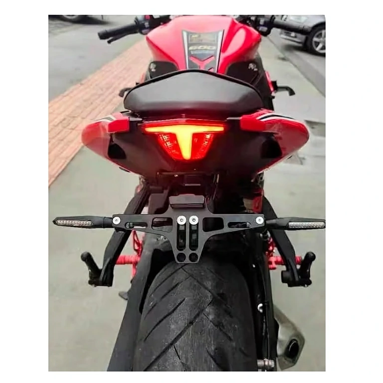 Sportlicher Motorradnummernhalter mit integrierter LED-Beleuchtung