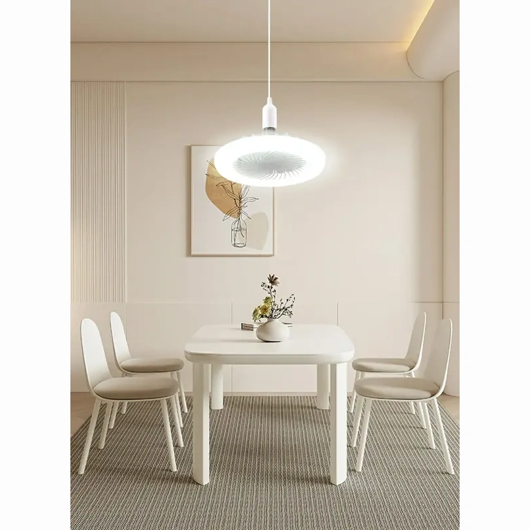 Moderner Deckenventilator im Wohnzimmer installiert