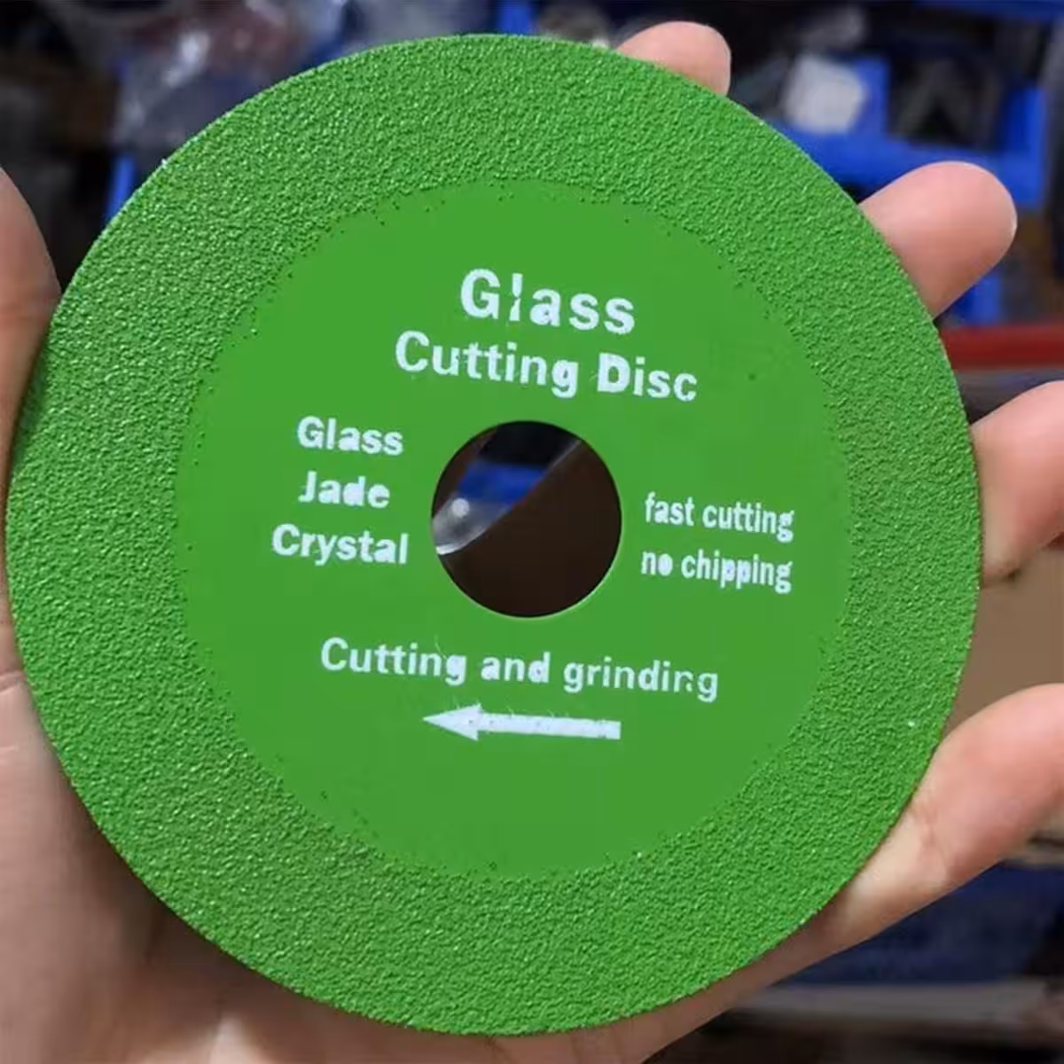 Diamantscheibe für Glas in der Hand gehalten, um Größe zu zeigen