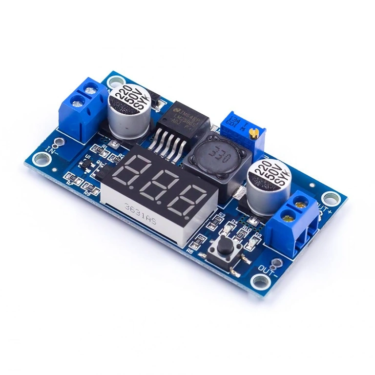 Nahaufnahme LM2596 Step-Down Modul mit Anzeige und Spannungseinstellung