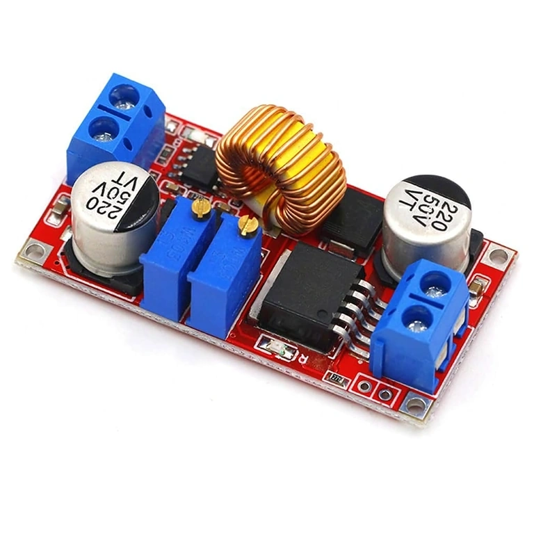 Detailansicht des XL4015 Chips auf dem Step-Down DC-DC Modul