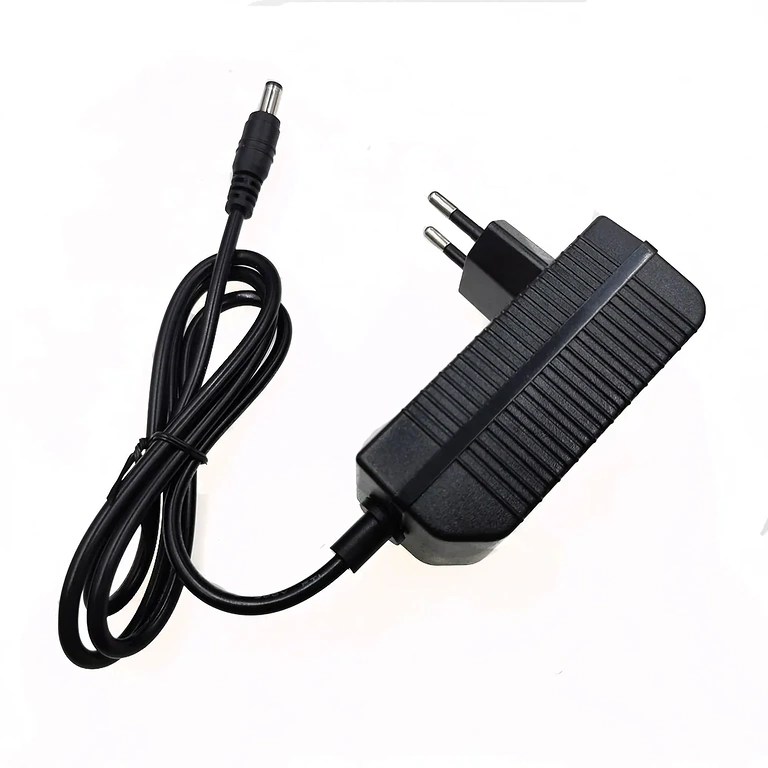 Ladegerät 16,8V Li-Ion 2A – Aufnahme aus variabler Perspektive, zeigt kompaktes, tragbares Design für 14,4V Batterien