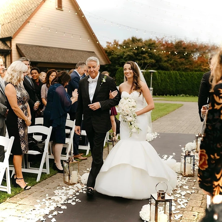 Weiße Blütenblätter für Fotoshooting Künstliche weiße Blütenblätter für romantische Fotodekoration