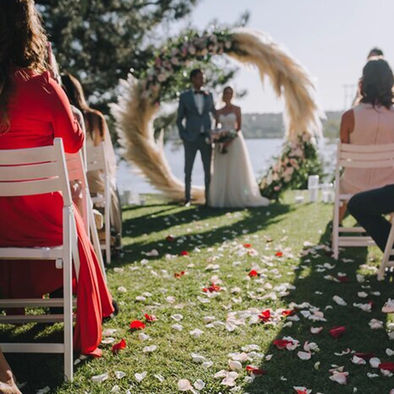 Romantische Dekoration mit Blütenblättern Künstliche weiße Blütenblätter für romantische Valentinstag-Dekoration