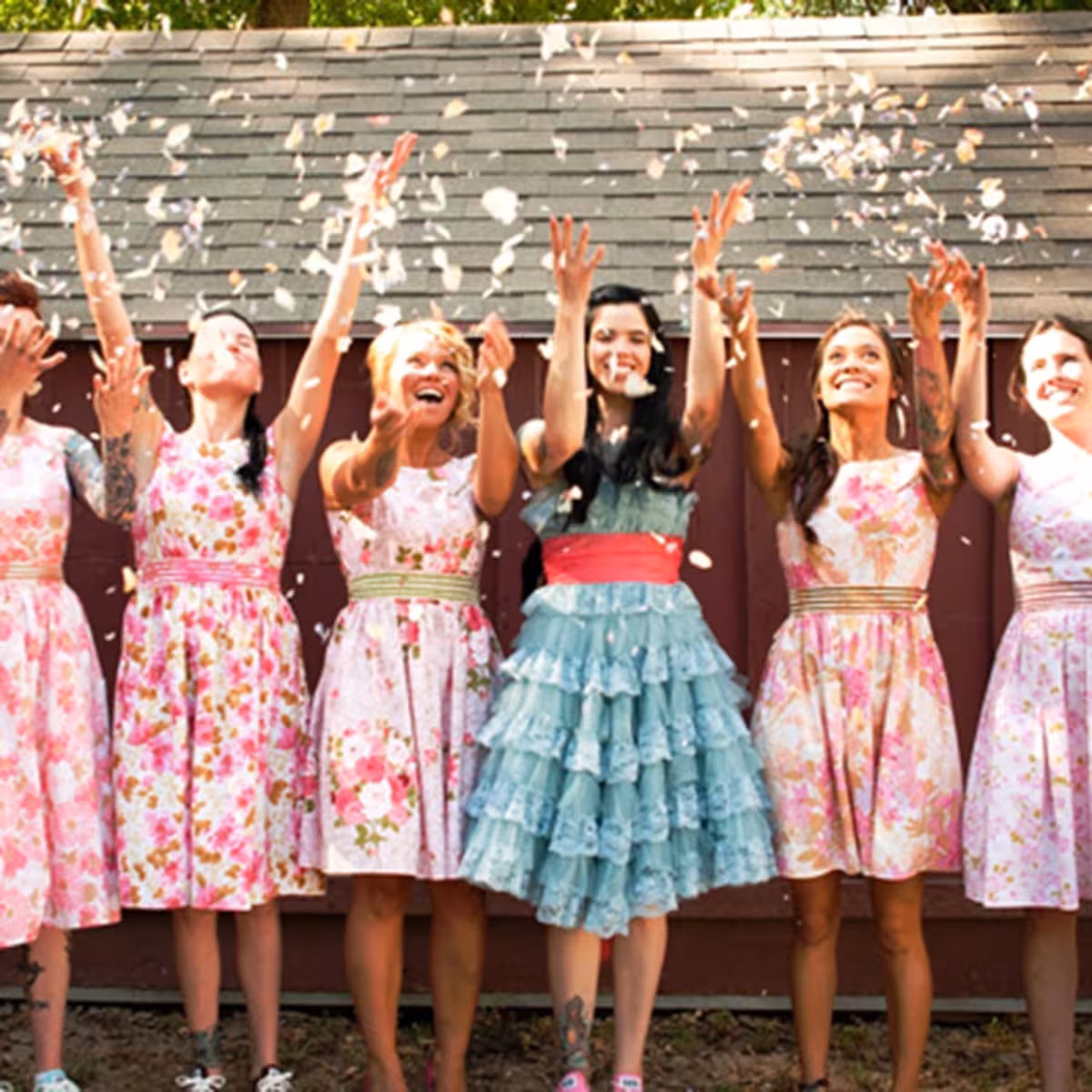 Künstliche weiße Blütenblätter für Hochzeits-, Jubiläums- oder Partydekoration