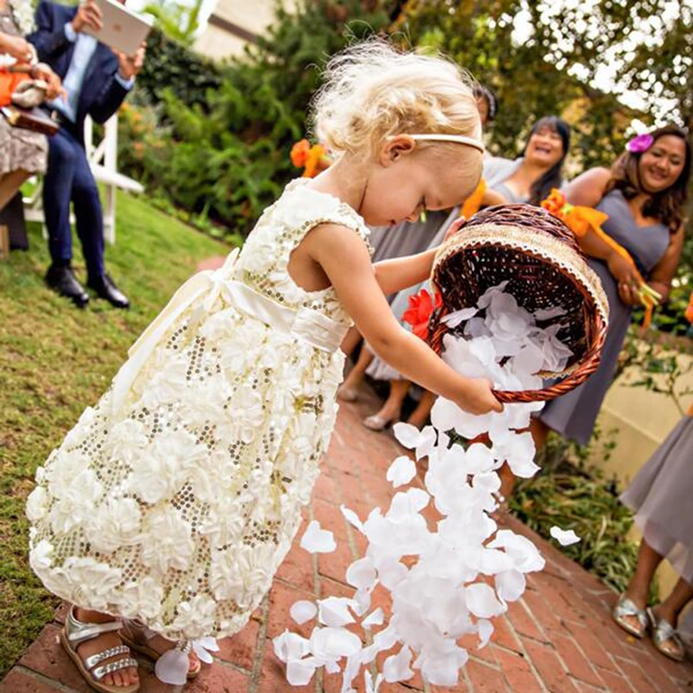 Hochzeitsdekoration mit weißen Blütenblättern Künstliche weiße Blütenblätter für die Dekoration des Hochzeitsganges