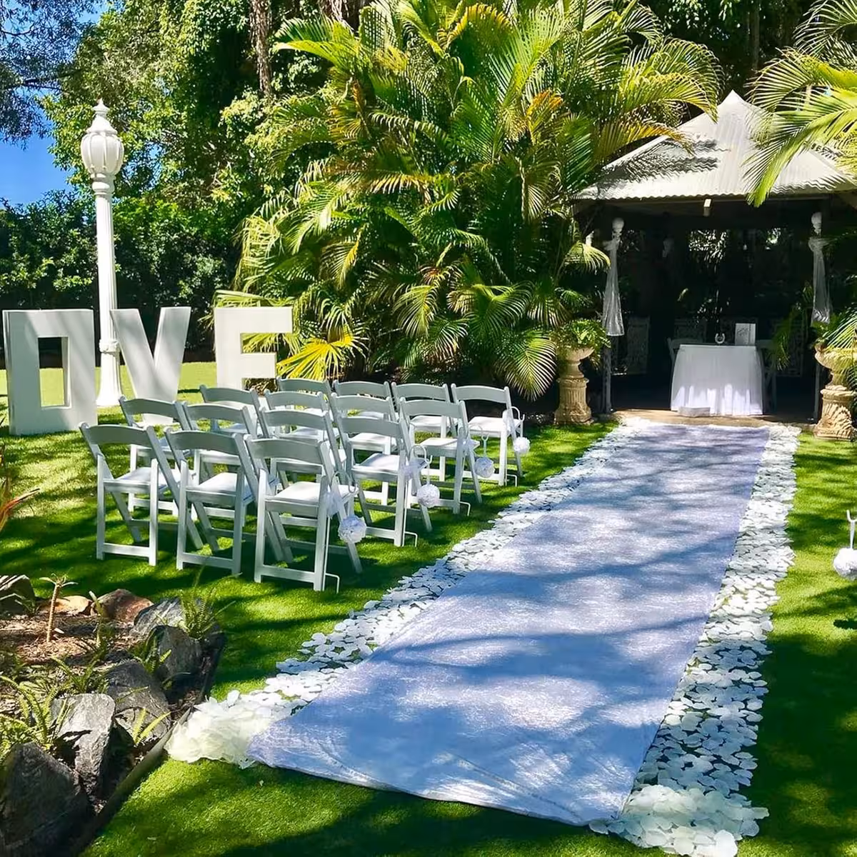 Weiße künstliche Blütenblätter für elegante Jubiläumsdekoration