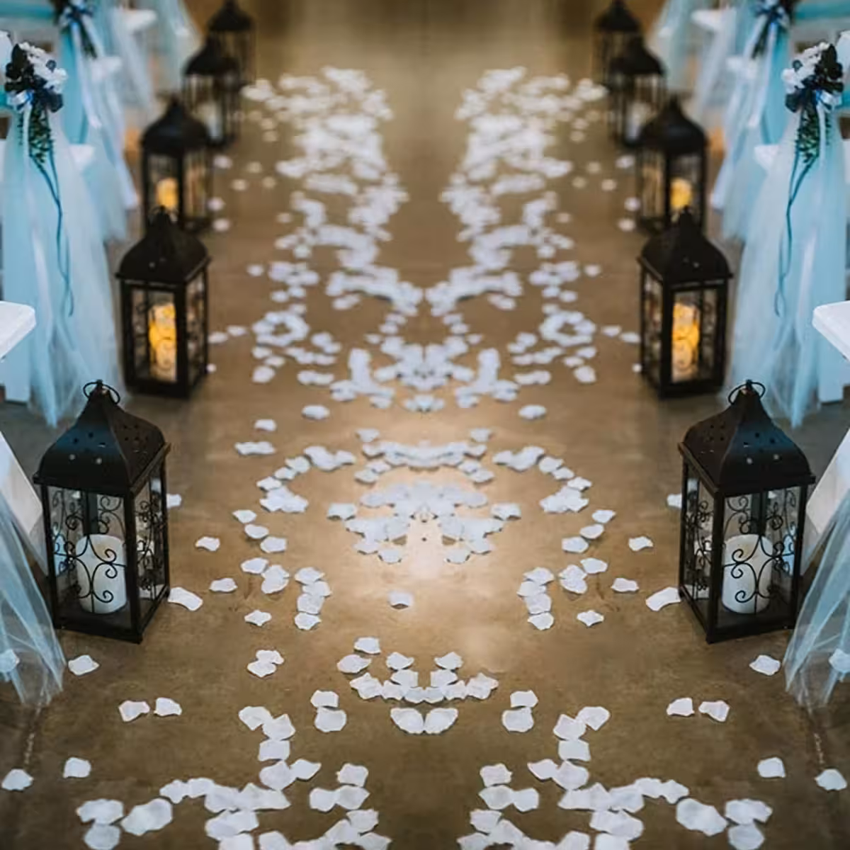 Künstliche weiße Blütenblätter dekorativ auf Boden oder Tisch angeordnet