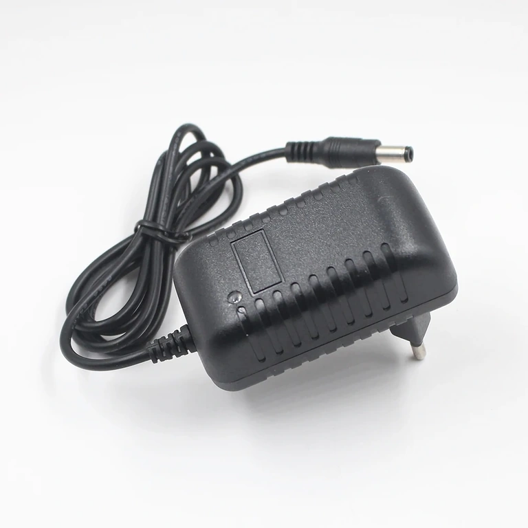 LiFePO4-Ladegerät mit LED-Anzeige rot/grün für Ladezustand