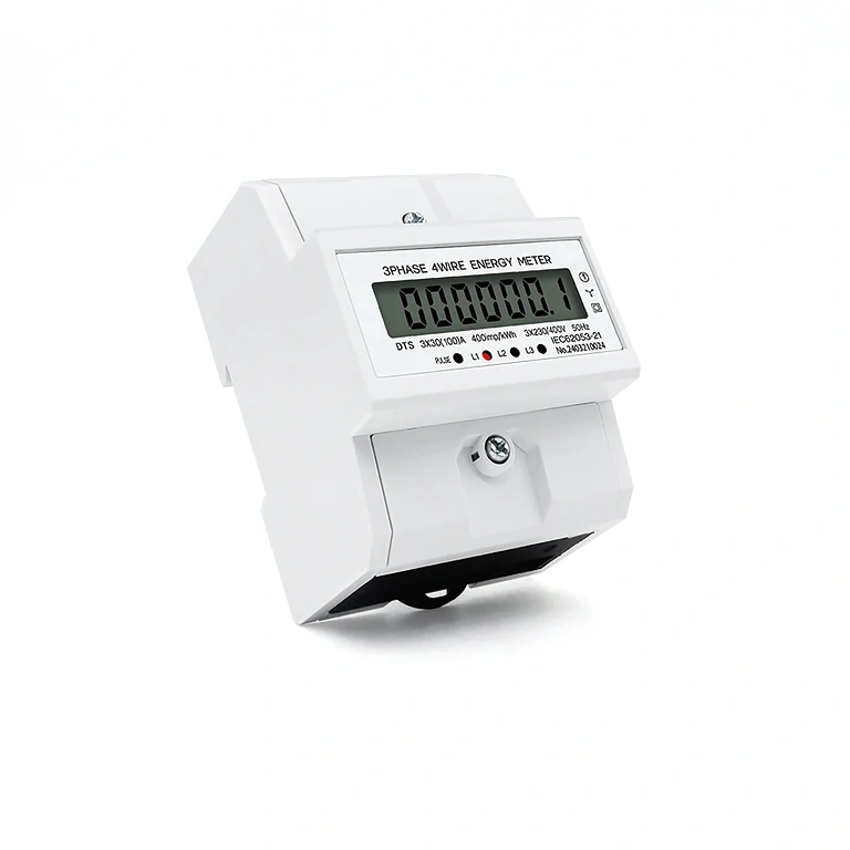 Seitenansicht des dreiphasigen digitalen Stromzählers im Schaltschrank