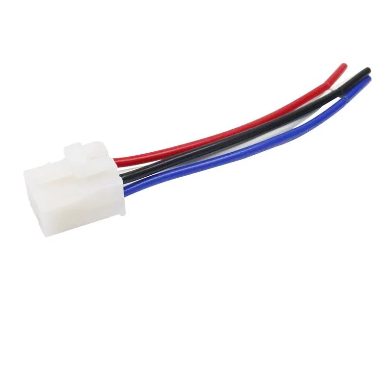 Sockel und 12V 4-Pin 40A Relais montiert – Detail der Anschlüsse