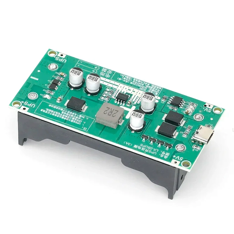 Mini-UPS-Modul mit 2 18650-Akkus verbunden, bereit für unterbrechungsfreie Stromversorgung